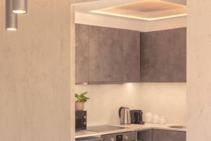 A kitchen or kitchenette at Luxury Apartment near Acropolis-Living Stone Gold