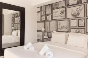 A bed or beds in a room at Luxury Apartment near Acropolis-Living Stone Gold