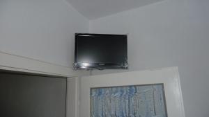 einen Flachbild-TV an einer Wand über einer Tür in der Unterkunft Lemmerer Homestay in Sankt Lorenzen bei Knittelfeld