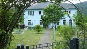 una casa blanca con un patio delante en Lemmerer Homestay en Sankt Lorenzen bei Knittelfeld