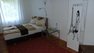 ein Schlafzimmer mit einem Bett mit einem Schild auf dem Paris steht in der Unterkunft Lemmerer Homestay in Sankt Lorenzen bei Knittelfeld