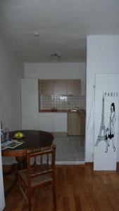 ein Wohnzimmer mit einem Tisch und einer Küche in der Unterkunft Lemmerer Homestay in Sankt Lorenzen bei Knittelfeld
