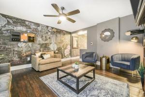 Ruang duduk di HostWise Stays - Chalk Art House - Chalkboard Wall, Private Parking, Patio