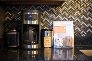 Kemudahan buat kopi dan teh di HostWise Stays - Chalk Art House - Chalkboard Wall, Private Parking, Patio