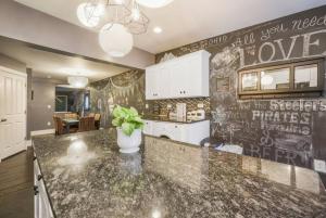 Dapur atau dapur kecil di HostWise Stays - Chalk Art House - Chalkboard Wall, Private Parking, Patio