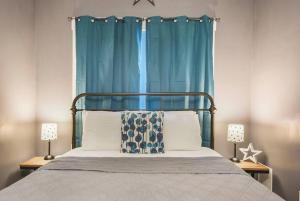 Katil atau katil-katil dalam bilik di HostWise Stays - Chalk Art House - Chalkboard Wall, Private Parking, Patio