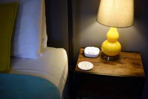 Katil atau katil-katil dalam bilik di HostWise Stays - Chalk Art House - Chalkboard Wall, Private Parking, Patio