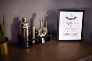 Sijil, anugerah, tanda atau dokumen lain yang dipamerkan di HostWise Stays - Chalk Art House - Chalkboard Wall, Private Parking, Patio