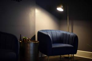 Ruang duduk di HostWise Stays - Chalk Art House - Chalkboard Wall, Private Parking, Patio