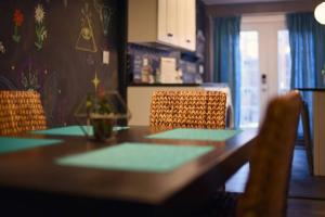 Ruang duduk di HostWise Stays - Chalk Art House - Chalkboard Wall, Private Parking, Patio
