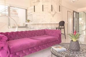 A seating area at Luxury Apartment near Acropolis-Living Stone Gold