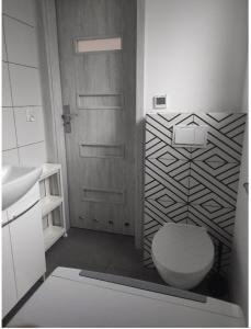 A bathroom at Domki na Polnej