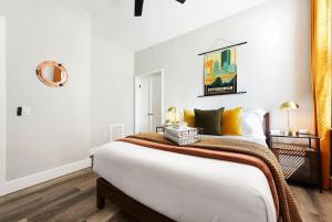 ein Schlafzimmer mit einem großen Bett mit gelben Kissen in der Unterkunft HostWise Stays - The Grandview - Great City Views - Brand New Remodel in Pittsburgh