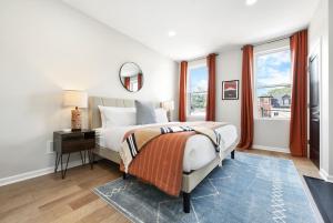 Un dormitorio con una cama grande y una ventana en HostWise Stays - The Peralta - Brand New, Great Kitchen, Theater Room, en Pittsburgh