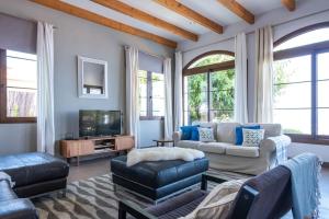 uma sala de estar com um sofá e uma televisão em Amazing sea views Villa Voramar with pool em Llucmajor
