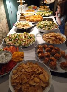 una mesa con muchos platos de comida. en Blenkinsopp Castle Inn, en Greenhead