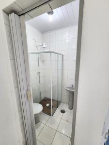 Cantinho residencial في ماريسياز: حمام مع مرحاض ودش زجاجي