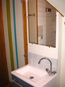 a bathroom with a sink and a mirror at Appartement Résidence Napoléon in Cauterets