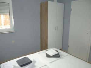 Posteľ alebo postele v izbe v ubytovaní Apartmani Lana, 40 metara do mora, Seline (4+1)