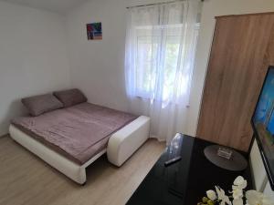 Posteľ alebo postele v izbe v ubytovaní Apartmani Lana, 40 metara do mora, Seline (4+1)