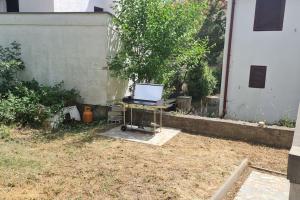 Vonkajšia záhrada v ubytovaní Apartmani Lana, 40 metara do mora, Seline (4+1)