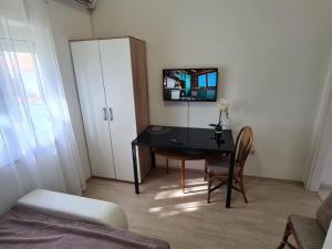 Televízia a/alebo spoločenská miestnosť v ubytovaní Apartmani Lana, 40 metara do mora, Seline (4+1)