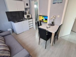 Kuchyňa alebo kuchynka v ubytovaní Apartmani Lana, 40 metara do mora, Seline (4+1)