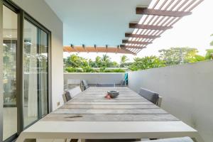 Rõdu või terrass majutusasutuses Beachcove Apt No 1
