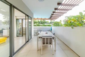 Rõdu või terrass majutusasutuses Beachcove Apt No 1