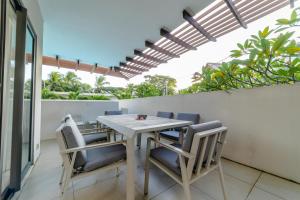 Rõdu või terrass majutusasutuses Beachcove Apt No 1
