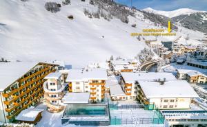 een badplaats in de sneeuw met een skipiste bij Alpenhof in Gerlos