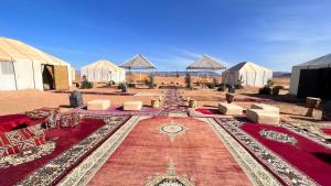 eine Gruppe von Zelten inmitten einer Wüste in der Unterkunft Sahara Luxury Camp in Zagora