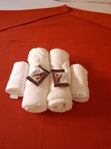 - un ensemble de serviettes et de chocolat sur un lit dans l'établissement Alojamiento Belen Catamarca, à Belén