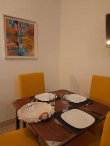drewniany stół z białymi płytami w obiekcie Alojamiento Belen Catamarca w mieście Belén