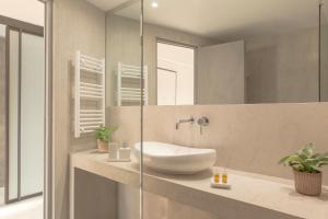 A bathroom at Luxury Apartment near Acropolis-Living Stone Gold