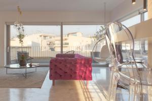 A seating area at Luxury Apartment near Acropolis-Living Stone Gold