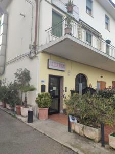 a building with a sign on the front of it at Hotel Italia in Reggio Emilia