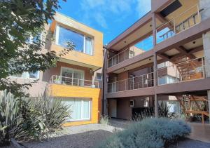 Una vista exterior de un edificio con balcones. en Departamento Mariano Moreno, en San Martín de los Andes