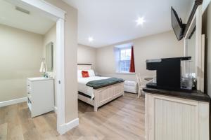 1 dormitorio con 1 cama y TV de pantalla plana en Riverside Inn, en New Glasgow