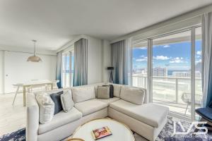 sala de estar con sofá y ventana grande en W Hotel Ftl Beach Oceanview 2Bed 2Bath Condo Resort, en Fort Lauderdale