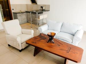 uma sala de estar com um sofá e uma mesa de centro em Kasumai Beach Resort em Bijilo