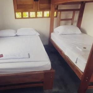 two bunk beds in a small room withthritisthritisthritisthritisthritisthritisthritisthritis at Cabaña Caporo - privada con ubicación central in Acanti