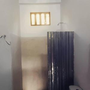 Cabaña Caporo - privada con ubicación central في Acanti: نافذة في غرفة بيضاء مع مرحاض