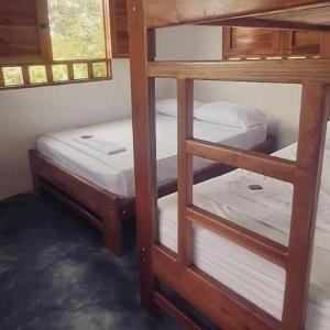a room with two bunk beds and a window at Cabaña Caporo - privada con ubicación central in Acanti