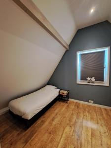 a bedroom with a bed and a window at Vakantiewoning 't Molenhuisje Westkapelle in Westkapelle