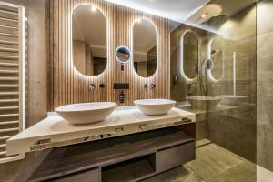 un bagno con due lavandini e due specchi di Hotel Gasthof Brücke a Mayrhofen