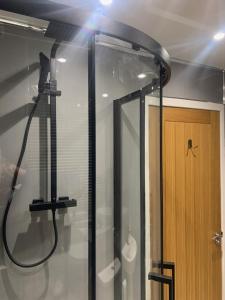 eine Dusche mit Licht darüber in der Unterkunft Skippers Retreat (with free doorstep parking) in North Berwick
