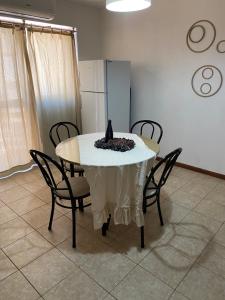 uma mesa com cadeiras e um gato sentado em cima dela em Pacífico Il em Córdova