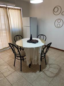una mesa con sillas y un gato sentado encima en Pacífico Il en Córdoba