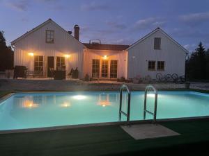 uma grande piscina em frente a uma casa em Villa VitvikenA in Gotland Pool em Slite
